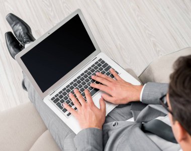 İşadamı iş kavramı içinde laptop ile çalışma