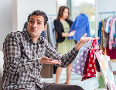 Karısı için Noel alışveriş sırasında bekleyen adam