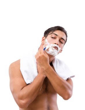 Yakışıklı adam, beyazın üzerinde tek başına tıraş oluyor.