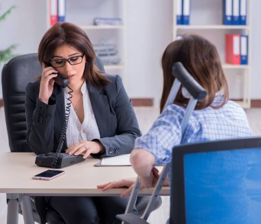 Yaralanan çalışan, sigorta danışmanlığı için ziyaret ediyor.