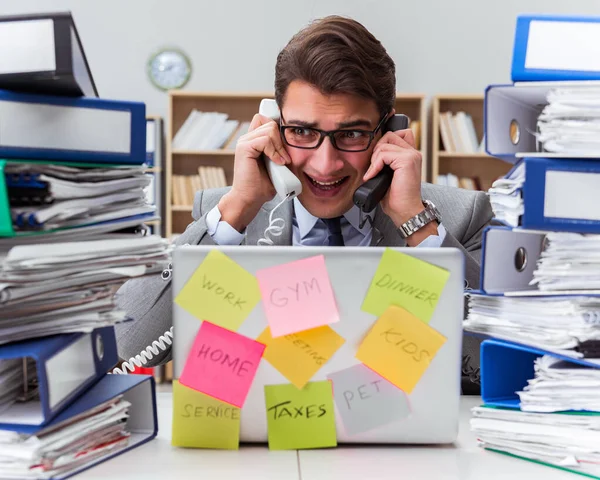 Empresario luchando con múltiples prioridades — Foto de Stock