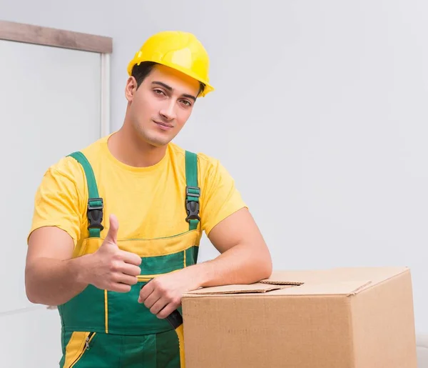 Dopravní pracovník doručující krabice do domu — Stock fotografie