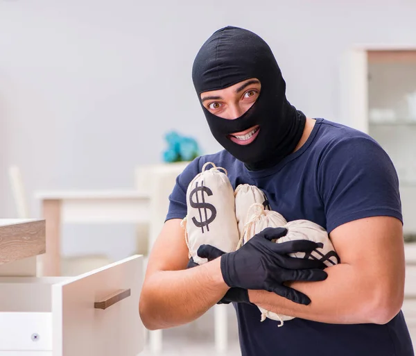 Ladrón con pasamontañas robando cosas valiosas —  Fotos de Stock
