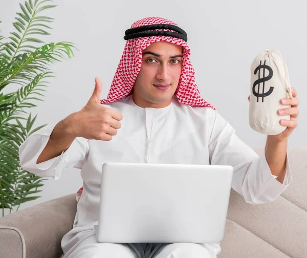 Jeune homme d'affaires arabe dans le concept d'entreprise — Photo