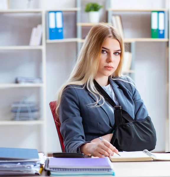 Gewonde vrouwelijke werknemer die in het kantoor werkt — Stockfoto