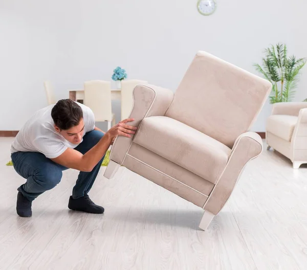 El hombre moviendo muebles en casa — Foto de Stock