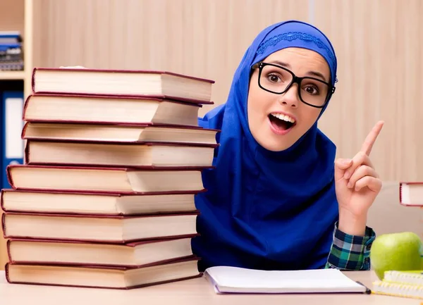 Müslüman kız giriş sınavlarına hazırlanıyor — Stok fotoğraf