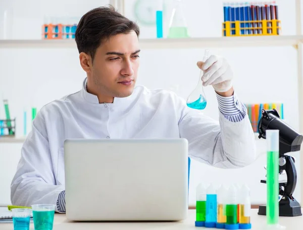 Químico masculino trabajando en laboratorio —  Fotos de Stock