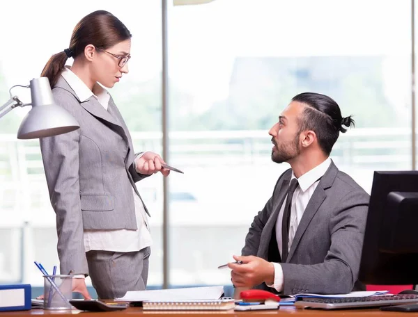 Vrouw en man in het bedrijfsconcept — Stockfoto