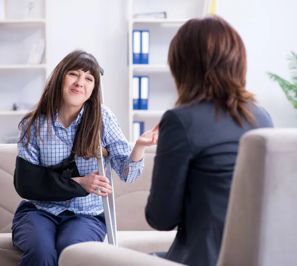 Mujer lesionada que visita a un filólogo para pedir consejo — Foto de Stock