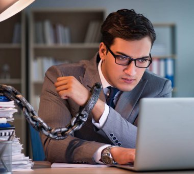 İşadamı ofiste saatlerce kalıyor.