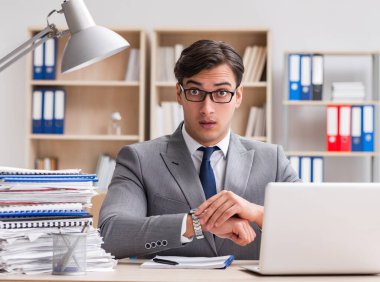 ofiste çalışan yakışıklı işadamı