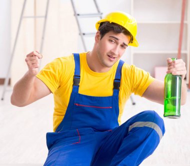 Tatilde içki içen tamirci.