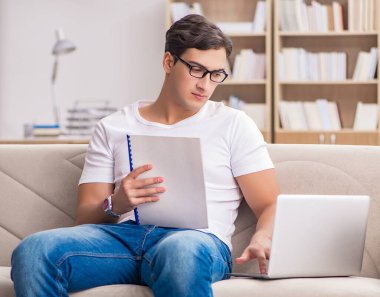 Kanepede oturan adam.