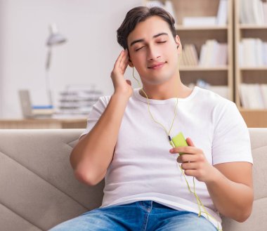 Koltukta oturan adam müzik dinleme