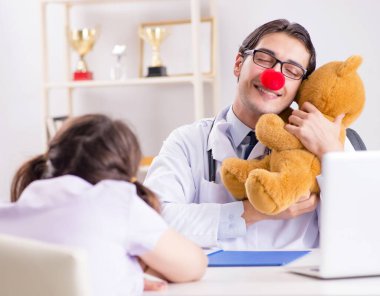 Düzenli kontrolde küçük kızı olan komik bir çocuk doktoru.