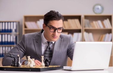 genç işadamı ofiste satranç oynamayı
