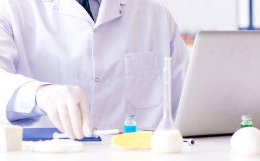 Gıda bilimci laboratuvarda yeni şeyler test ediyor.