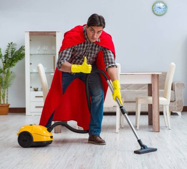 Süper kahraman temizleyicisi evde çalışıyor.