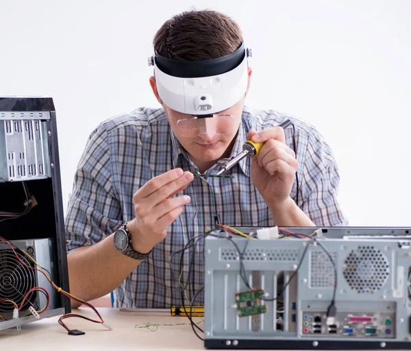 Jovem técnico de reparação de computador em oficina — Fotografia de Stock