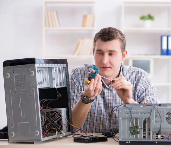 Jeune technicien de réparation d'ordinateur en atelier — Photo