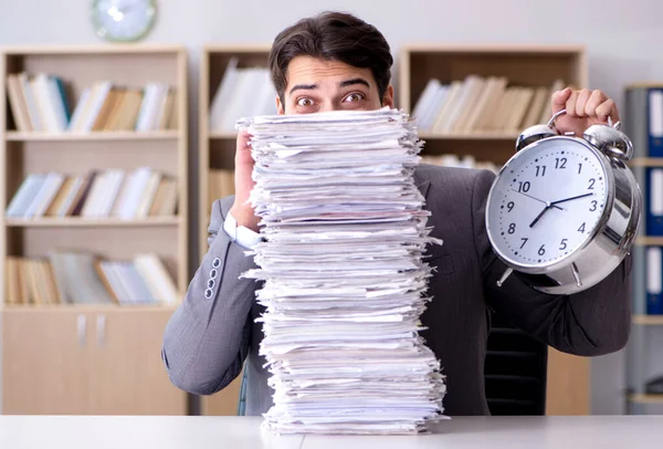 Businessman struggling to meet challenging deadlines — Stock Photo, Image