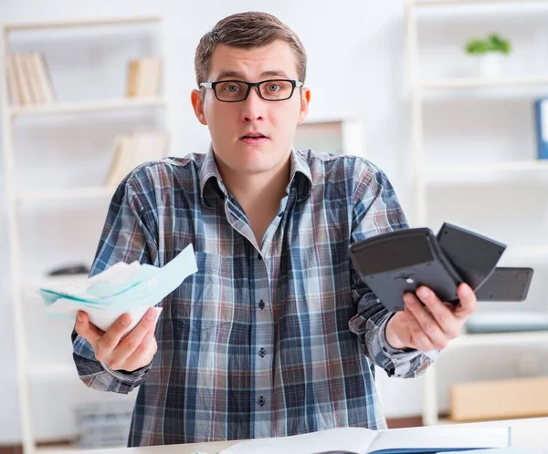 Junger Mann frustriert über sein Haus und Steuerrechnungen — Stockfoto