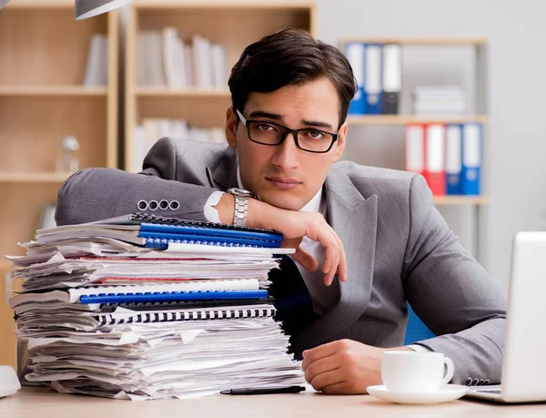 Hombre de negocios guapo trabajando en la oficina —  Fotos de Stock