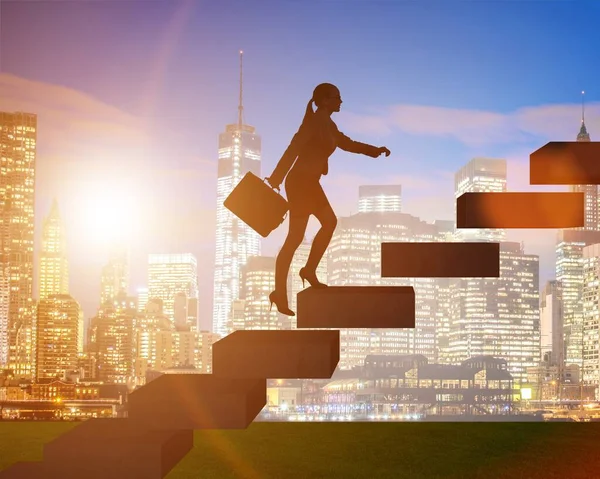 Affärskvinna i karriär tillväxt koncept med trappor — Stockfoto