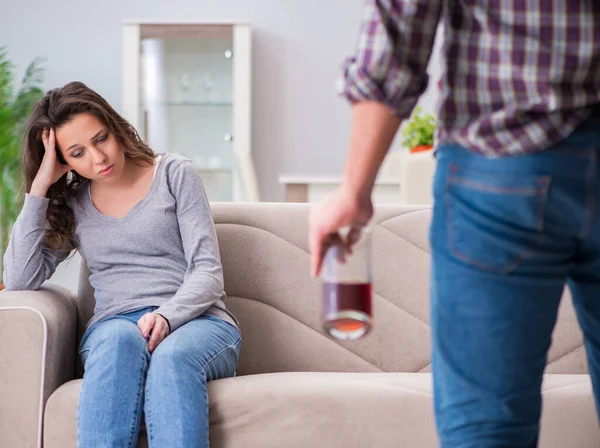 Conceito de violência doméstica em uma discussão familiar com alcoólatra bêbado — Fotografia de Stock