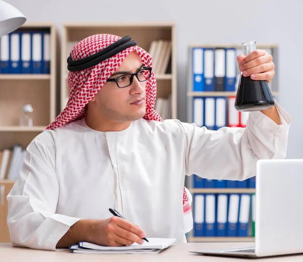 Arabský podnikatel pracující v kanceláři — Stock fotografie