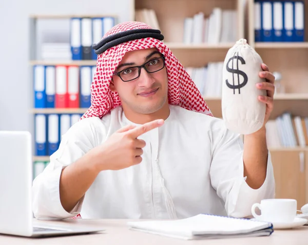 ビジネスコンセプトにおける若いアラブビジネスマン — ストック写真