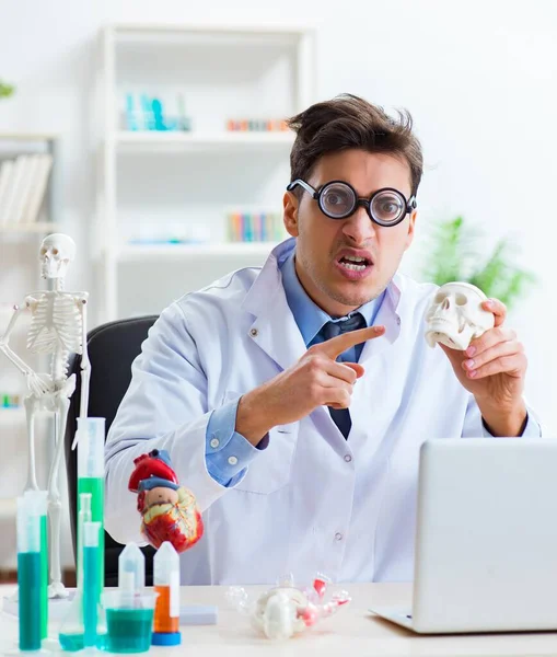 Doctor divertido divirtiéndose en el laboratorio del hospital — Foto de Stock