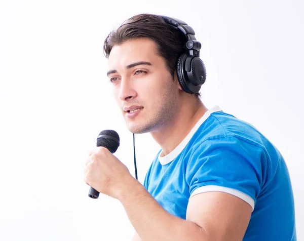 Jovem cantando em casa karaoke — Fotografia de Stock