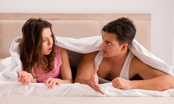 Conflicto familiar con la esposa marido en la cama — Foto de Stock