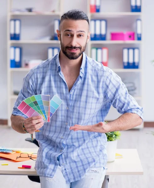 Joven diseñador trabajando en su estudio en un nuevo proyecto —  Fotos de Stock