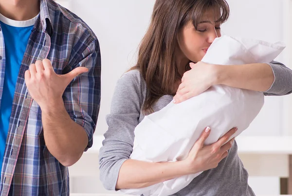 Giovani genitori con il loro neonato vicino alla culla — Foto Stock