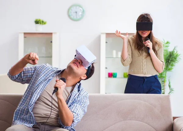 Pareja cantando karaoke con gafas de realidad virtual — Foto de Stock