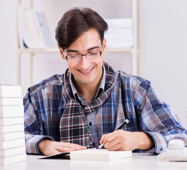 Scrittore che presenta i suoi libri al pubblico — Foto Stock