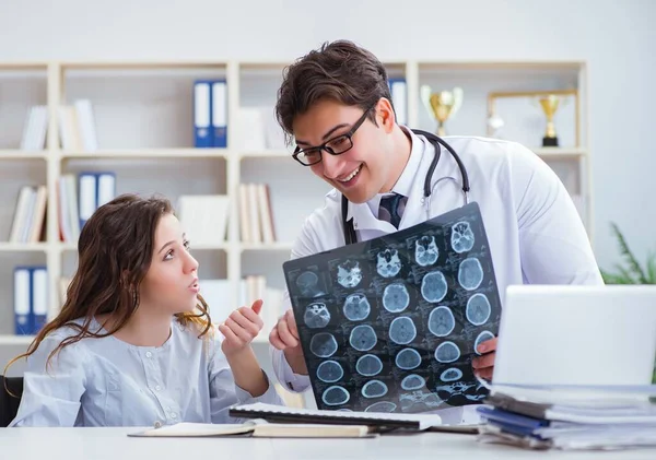 Medico che spiega ai pazienti i risultati delle radiografie — Foto Stock