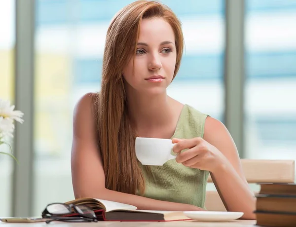 Jeune étudiant se préparant pour les examens boire du thé — Photo