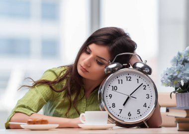 Çalar saati olan öğrenci sınavlara hazırlanıyor