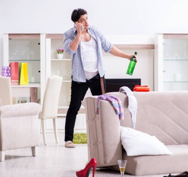 Ev partisinden sonra evde dağınık bir adam