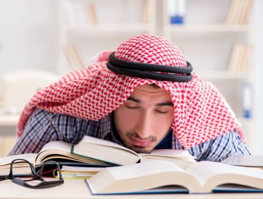 Üniversite sınavlarına hazırlanan Arap öğrenci