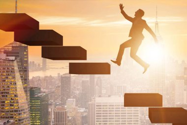 Kariyer promosyon kavramı merdiven ile işadamı