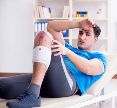 Spor sakatlığı geçiren hasta doktoru ziyaret ediyor.