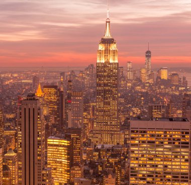 Günbatımında New York Manhattan 'ın gece manzarası