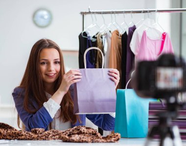 Moda blogcusu blog için video kaydediyor