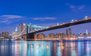 Manhattan ve Brooklyn köprüsünün gece manzarası