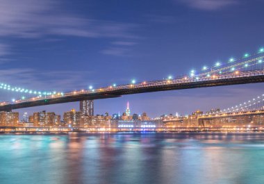 Manhattan ve Brooklyn köprüsünün gece manzarası